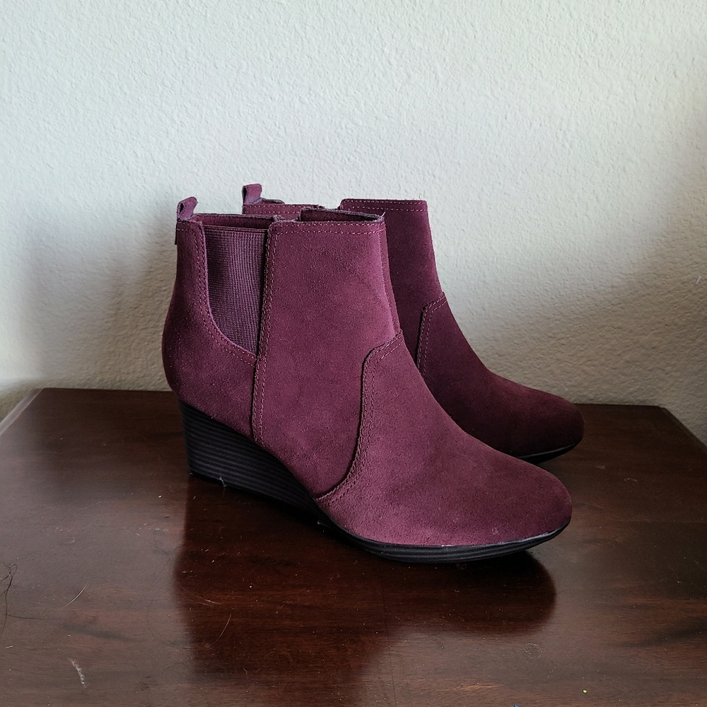 ❤🎯Bergundy Clarks suede LEATHER booties